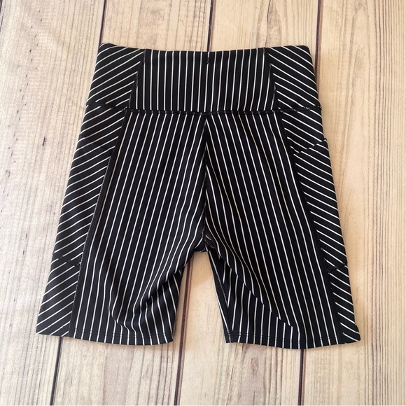 Victorias Secret On Point Flow Black & White Striped Athletic Bike Shorts - Picture 6 of 10